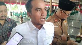 masyarakat tidak berspekulasi terkait meninggalnya salah satu pejabat Pemkab Bangkalan yang ditemukan di dalam mobil dinas di area Bandara Juanda, Sidoarjo. Pemerintah daerah menyerahkan sepenuhnya proses pengungkapan kasus kepada pihak kepolisian yang masih melakukan penyelidikan dan menunggu hasil otopsi.