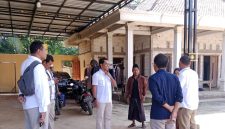 Tim Perum BULOG Cabang Madura melakukan pengecekan di Kecamatan Tanah Merah, Bangkalan, menyusul adanya keluhan terkait kualitas beras bantuan pangan. BULOG memastikan seluruh beras yang dikeluhkan telah ditarik dan diganti dengan beras baru yang memenuhi standar.