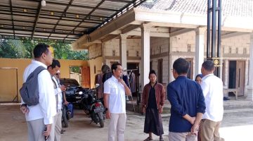 Tim Perum BULOG Cabang Madura melakukan pengecekan di Kecamatan Tanah Merah, Bangkalan, menyusul adanya keluhan terkait kualitas beras bantuan pangan. BULOG memastikan seluruh beras yang dikeluhkan telah ditarik dan diganti dengan beras baru yang memenuhi standar.