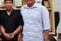 Anggota DPRD Kabupaten Sampang, Juhari, memberikan dukungan penuh kepada Sahwan, kontestan asal Desa Somber, Kecamatan Tambelangan, yang tengah berjuang di panggung Dangdut Akademi 8 (DA8) 2026. Ia mengajak masyarakat Sampang untuk memberikan doa dan dukungan agar Sahwan mampu melaju hingga babak final.