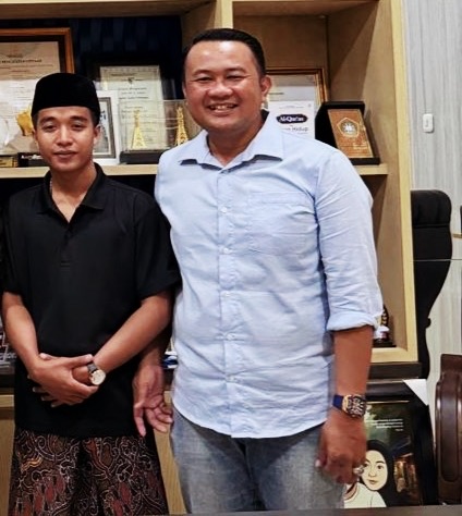 Anggota DPRD Kabupaten Sampang, Juhari, memberikan dukungan penuh kepada Sahwan, kontestan asal Desa Somber, Kecamatan Tambelangan, yang tengah berjuang di panggung Dangdut Akademi 8 (DA8) 2026. Ia mengajak masyarakat Sampang untuk memberikan doa dan dukungan agar Sahwan mampu melaju hingga babak final.