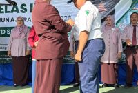 Momen simbolis pelepasan siswa kelas IX SMPN 1 Sampang dalam acara purnawiyata Tahun Ajaran 2025/2026. Kegiatan ini menjadi tanda berakhirnya masa belajar di jenjang SMP sekaligus awal perjalanan menuju pendidikan yang lebih tinggi.