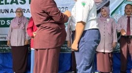 Momen simbolis pelepasan siswa kelas IX SMPN 1 Sampang dalam acara purnawiyata Tahun Ajaran 2025/2026. Kegiatan ini menjadi tanda berakhirnya masa belajar di jenjang SMP sekaligus awal perjalanan menuju pendidikan yang lebih tinggi.