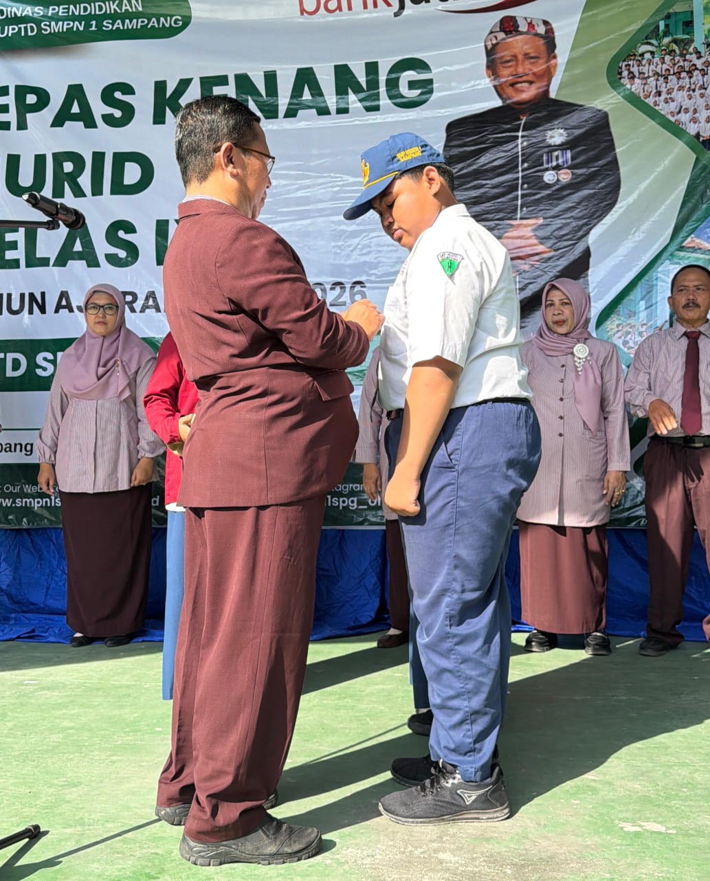 Momen simbolis pelepasan siswa kelas IX SMPN 1 Sampang dalam acara purnawiyata Tahun Ajaran 2025/2026. Kegiatan ini menjadi tanda berakhirnya masa belajar di jenjang SMP sekaligus awal perjalanan menuju pendidikan yang lebih tinggi.