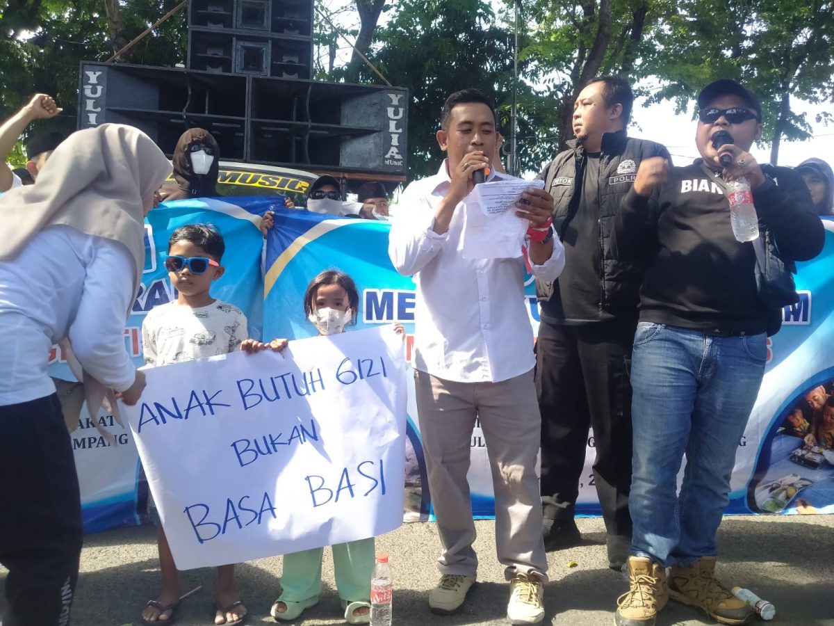 Aliansi Pemuda dan Masyarakat menggelar aksi damai di depan DPRD Sampang untuk mendukung keberlanjutan Program Makan Bergizi Gratis (MBG). Massa menilai program tersebut penting untuk meningkatkan kualitas gizi anak, menekan angka stunting, dan memperkuat ekonomi masyarakat.