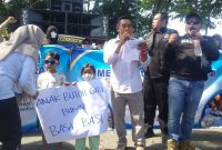 Aliansi Pemuda dan Masyarakat menggelar aksi damai di depan DPRD Sampang untuk mendukung keberlanjutan Program Makan Bergizi Gratis (MBG). Massa menilai program tersebut penting untuk meningkatkan kualitas gizi anak, menekan angka stunting, dan memperkuat ekonomi masyarakat.