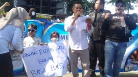 Aliansi Pemuda dan Masyarakat menggelar aksi damai di depan DPRD Sampang untuk mendukung keberlanjutan Program Makan Bergizi Gratis (MBG). Massa menilai program tersebut penting untuk meningkatkan kualitas gizi anak, menekan angka stunting, dan memperkuat ekonomi masyarakat.