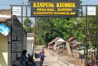 Gapura Kampung Kecobik, Desa Burneh, Kecamatan Burneh, Kabupaten Bangkalan. Melalui program PLN Peduli, saluran drainase sepanjang lebih dari 200 meter berhasil dibangun untuk mengatasi genangan air dan banjir yang selama ini dikeluhkan warga.