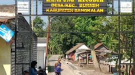 Gapura Kampung Kecobik, Desa Burneh, Kecamatan Burneh, Kabupaten Bangkalan. Melalui program PLN Peduli, saluran drainase sepanjang lebih dari 200 meter berhasil dibangun untuk mengatasi genangan air dan banjir yang selama ini dikeluhkan warga.