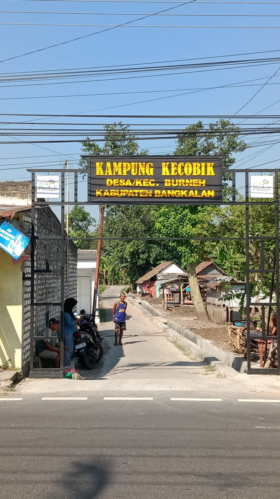 Gapura Kampung Kecobik, Desa Burneh, Kecamatan Burneh, Kabupaten Bangkalan. Melalui program PLN Peduli, saluran drainase sepanjang lebih dari 200 meter berhasil dibangun untuk mengatasi genangan air dan banjir yang selama ini dikeluhkan warga.