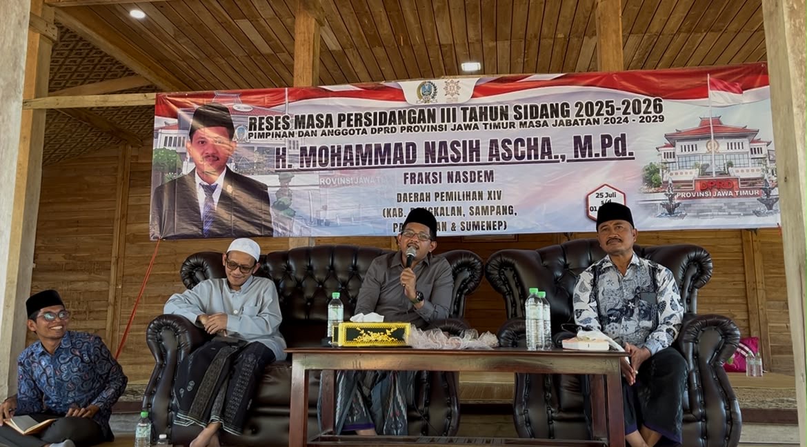 Jalan rusak, irigasi, Waduk Nipah, air bersih, hingga pembangunan pesantren menjadi aspirasi utama masyarakat dalam Reses Masa Persidangan III Anggota DPRD Provinsi Jawa Timur Fraksi Partai NasDem, H. Mohammad Nasih Aschal, M.Pd., di Desa Murbatoh, Kecamatan Banyuates, Kabupaten Sampang. Seluruh usulan warga akan diperjuangkan sesuai kewenangan pemerintah provinsi maupun dikoordinasikan dengan pemerintah kabupaten agar dapat segera ditindaklanjuti.