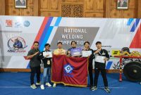 Mahasiswa Program Studi D3 Teknik Bangunan Kapal Politeknik Negeri Madura (POLTERA) berfoto bersama usai meraih empat gelar juara pada ajang National Welding Competition 2026 di Politeknik Perkapalan Negeri Surabaya (PPNS).