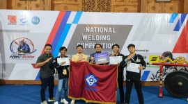 Mahasiswa Program Studi D3 Teknik Bangunan Kapal Politeknik Negeri Madura (POLTERA) berfoto bersama usai meraih empat gelar juara pada ajang National Welding Competition 2026 di Politeknik Perkapalan Negeri Surabaya (PPNS).
