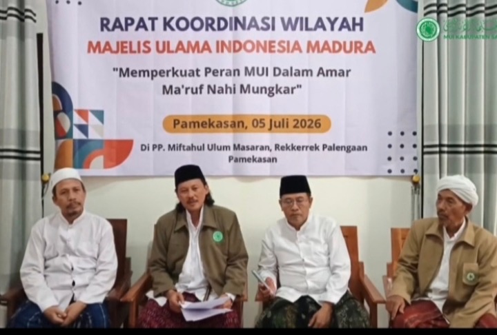 Pengurus MUI se-Madura Raya saat menggelar Rakorwil di PP Miftahul Ulum Masaran, Pamekasan, Minggu (5/7/2026), yang menghasilkan dukungan terhadap usulan RUU Pidana LGBT.
