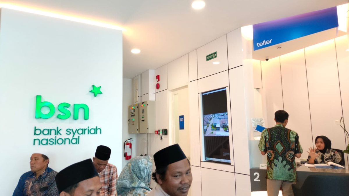Suasana layanan di Kantor Bank Syariah Nasional (BSN) KCP Pamekasan. Di tengah polemik yang mencuat terkait proses kerja sama pembiayaan dengan developer, pihak manajemen BSN hingga kini belum memberikan penjelasan resmi kepada publik meski berbagai upaya konfirmasi telah dilakukan.