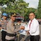 Kapolres Sampang AKBP Hartono menyerahkan penghargaan kepada Kasat Reskrim Iptu Nur Fajri Alim atas keberhasilannya mengungkap 27 kasus asusila terhadap anak dan sindikat curanmor lintas wilayah dalam upacara di Mapolres Sampang, Rabu (15/7/2026).
