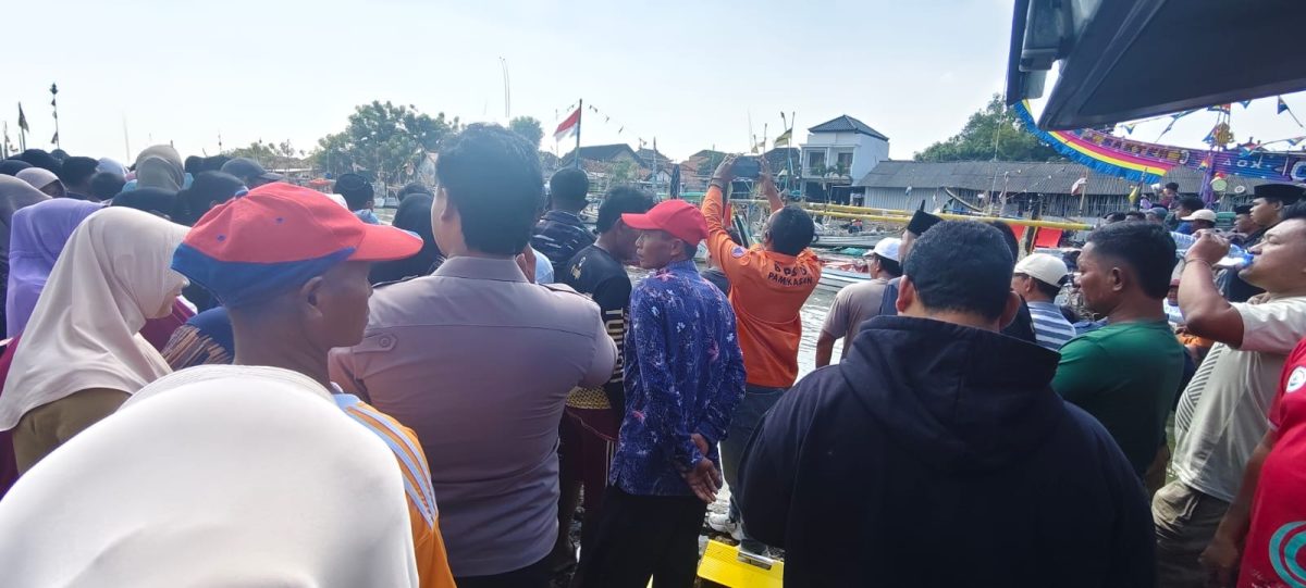 Petugas kepolisian, BPBD, dan warga mengevakuasi jenazah nelayan Rumli (40) yang ditemukan mengapung di perairan Pantai Paniniran, Desa Tamberu Barat, Kecamatan Sokobanah, Kabupaten Sampang, Jumat (17/7/2026), setelah tiga hari dinyatakan hilang saat melaut.