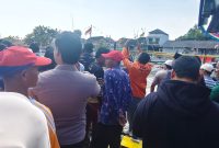 Petugas kepolisian, BPBD, dan warga mengevakuasi jenazah nelayan Rumli (40) yang ditemukan mengapung di perairan Pantai Paniniran, Desa Tamberu Barat, Kecamatan Sokobanah, Kabupaten Sampang, Jumat (17/7/2026), setelah tiga hari dinyatakan hilang saat melaut.