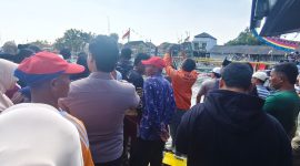 Petugas kepolisian, BPBD, dan warga mengevakuasi jenazah nelayan Rumli (40) yang ditemukan mengapung di perairan Pantai Paniniran, Desa Tamberu Barat, Kecamatan Sokobanah, Kabupaten Sampang, Jumat (17/7/2026), setelah tiga hari dinyatakan hilang saat melaut.
