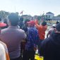 Petugas kepolisian, BPBD, dan warga mengevakuasi jenazah nelayan Rumli (40) yang ditemukan mengapung di perairan Pantai Paniniran, Desa Tamberu Barat, Kecamatan Sokobanah, Kabupaten Sampang, Jumat (17/7/2026), setelah tiga hari dinyatakan hilang saat melaut.