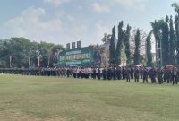 Ratusan peserta mengikuti upacara pembukaan Bakti TNI AD Tahun 2026 di Alun-Alun Bangkalan, Senin (6/7/2026). Program ini menyasar pembangunan infrastruktur, layanan kesehatan, bantuan sosial, dan pemberdayaan masyarakat di Pulau Madura.