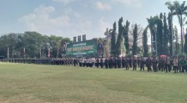 Ratusan peserta mengikuti upacara pembukaan Bakti TNI AD Tahun 2026 di Alun-Alun Bangkalan, Senin (6/7/2026). Program ini menyasar pembangunan infrastruktur, layanan kesehatan, bantuan sosial, dan pemberdayaan masyarakat di Pulau Madura.