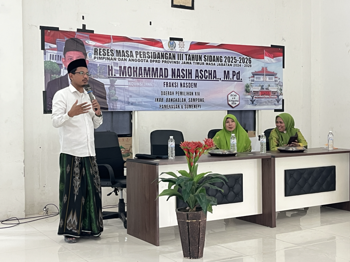 Anggota DPRD Provinsi Jawa Timur dari Fraksi Partai NasDem, H. Mohammad Nasih Aschal, M.Pd., menyampaikan paparan saat kegiatan reses di Aula Institut Agama Islam Syaichona Mohammad Cholil (INSYA) Bangkalan, Senin (27/7/2026). Dalam pertemuan yang dihadiri ratusan Muslimat NU se-Kabupaten Bangkalan itu, persoalan anak jalanan di kawasan lampu merah Petapaan, Kecamatan Tragah, menjadi salah satu aspirasi yang mendapat perhatian.