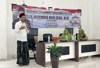 Anggota DPRD Provinsi Jawa Timur dari Fraksi Partai NasDem, H. Mohammad Nasih Aschal, M.Pd., menyampaikan paparan saat kegiatan reses di Aula Institut Agama Islam Syaichona Mohammad Cholil (INSYA) Bangkalan, Senin (27/7/2026). Dalam pertemuan yang dihadiri ratusan Muslimat NU se-Kabupaten Bangkalan itu, persoalan anak jalanan di kawasan lampu merah Petapaan, Kecamatan Tragah, menjadi salah satu aspirasi yang mendapat perhatian.