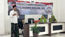 Anggota DPRD Provinsi Jawa Timur dari Fraksi Partai NasDem, H. Mohammad Nasih Aschal, M.Pd., menyampaikan paparan saat kegiatan reses di Aula Institut Agama Islam Syaichona Mohammad Cholil (INSYA) Bangkalan, Senin (27/7/2026). Dalam pertemuan yang dihadiri ratusan Muslimat NU se-Kabupaten Bangkalan itu, persoalan anak jalanan di kawasan lampu merah Petapaan, Kecamatan Tragah, menjadi salah satu aspirasi yang mendapat perhatian.