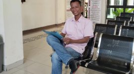 Kuasa hukum korban menunggu jalannya sidang perdana kasus dugaan pengeroyokan di Desa Cangkarman, Kecamatan Konang, Kabupaten Bangkalan, di Pengadilan Negeri Bangkalan, Kamis (9/7/2026). Korban berharap majelis hakim memberikan putusan yang adil apabila mediasi Restorative Justice tidak mencapai kesepakatan.