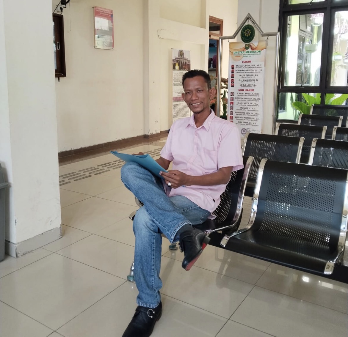Kuasa hukum korban menunggu jalannya sidang perdana kasus dugaan pengeroyokan di Desa Cangkarman, Kecamatan Konang, Kabupaten Bangkalan, di Pengadilan Negeri Bangkalan, Kamis (9/7/2026). Korban berharap majelis hakim memberikan putusan yang adil apabila mediasi Restorative Justice tidak mencapai kesepakatan.