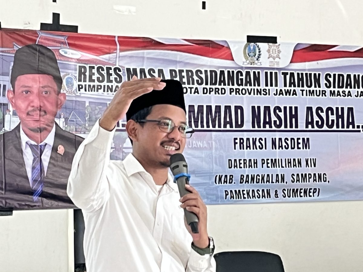 Anggota DPRD Provinsi Jawa Timur Fraksi Partai NasDem H. Mohammad Nasih Aschal saat menyerap aspirasi masyarakat dalam kegiatan reses bersama Muslimat NU se-Kabupaten Bangkalan di INSYA Bangkalan, Senin (27/7/2026).