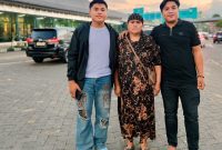 Ari Adriansyah (kiri) bersama ibunya dan sang kakak saat berada di Jakarta untuk mengikuti karantina dan Final Audition Dangdut Academy 8 (DA8) Indosiar.