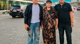 Ari Adriansyah (kiri) bersama ibunya dan sang kakak saat berada di Jakarta untuk mengikuti karantina dan Final Audition Dangdut Academy 8 (DA8) Indosiar.