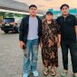 Ari Adriansyah (kiri) bersama ibunya dan sang kakak saat berada di Jakarta untuk mengikuti karantina dan Final Audition Dangdut Academy 8 (DA8) Indosiar.