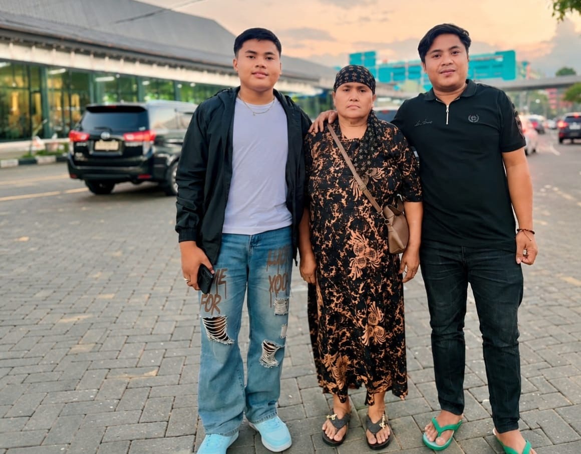 Ari Adriansyah (kiri) bersama ibunya dan sang kakak saat berada di Jakarta untuk mengikuti karantina dan Final Audition Dangdut Academy 8 (DA8) Indosiar.