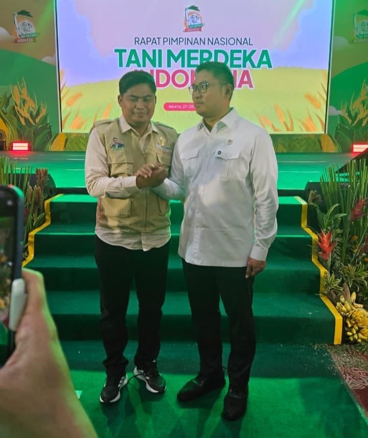 Ketua DPD Tani Merdeka Indonesia Kabupaten Sampang, Ahmad Anam Syahputra, menyampaikan ucapan selamat kepada Dr. Sudaryono atas pelantikannya sebagai Kepala Badan Gizi Nasional, sekaligus berharap terjalin sinergi yang lebih kuat antara BGN dan petani dalam mendukung ketahanan pangan nasional.