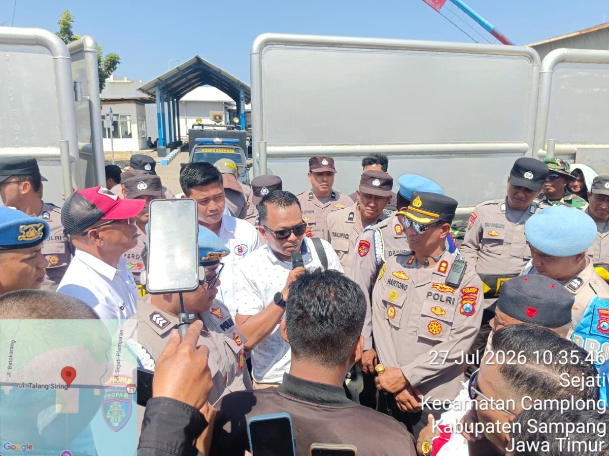 Pihak PT Garam Persero Kecamatan Camplong, Kabupaten Sampang memberikan tanggapan terhadap massa aksi.