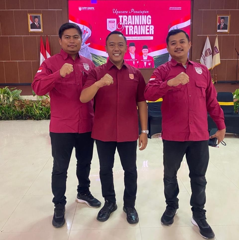 Ketua DPD GMPK Kabupaten Sampang, Ahmad Anam Syahputra (kiri), bersama jajaran pengurus usai mengikuti kegiatan Training of Trainer (ToT). DPD GMPK Sampang menyatakan dukungan penuh kepada Dr. Sudaryono sebagai Kepala Badan Gizi Nasional (BGN) serta siap mengawal implementasi Program Makan Bergizi Gratis (MBG) di Kabupaten Sampang.