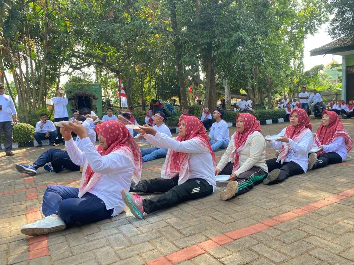 Suasana meriah mewarnai perlombaan Agustusan yang digelar DLH Bangkalan dalam rangka menyambut HUT RI ke-81. ASN, tenaga honorer, dan pasukan kuning berbaur mengikuti berbagai lomba untuk mempererat kebersamaan.
