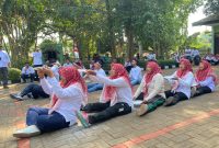 Suasana meriah mewarnai perlombaan Agustusan yang digelar DLH Bangkalan dalam rangka menyambut HUT RI ke-81. ASN, tenaga honorer, dan pasukan kuning berbaur mengikuti berbagai lomba untuk mempererat kebersamaan.