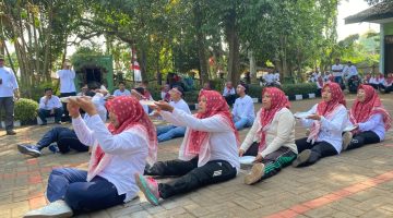 Suasana meriah mewarnai perlombaan Agustusan yang digelar DLH Bangkalan dalam rangka menyambut HUT RI ke-81. ASN, tenaga honorer, dan pasukan kuning berbaur mengikuti berbagai lomba untuk mempererat kebersamaan.