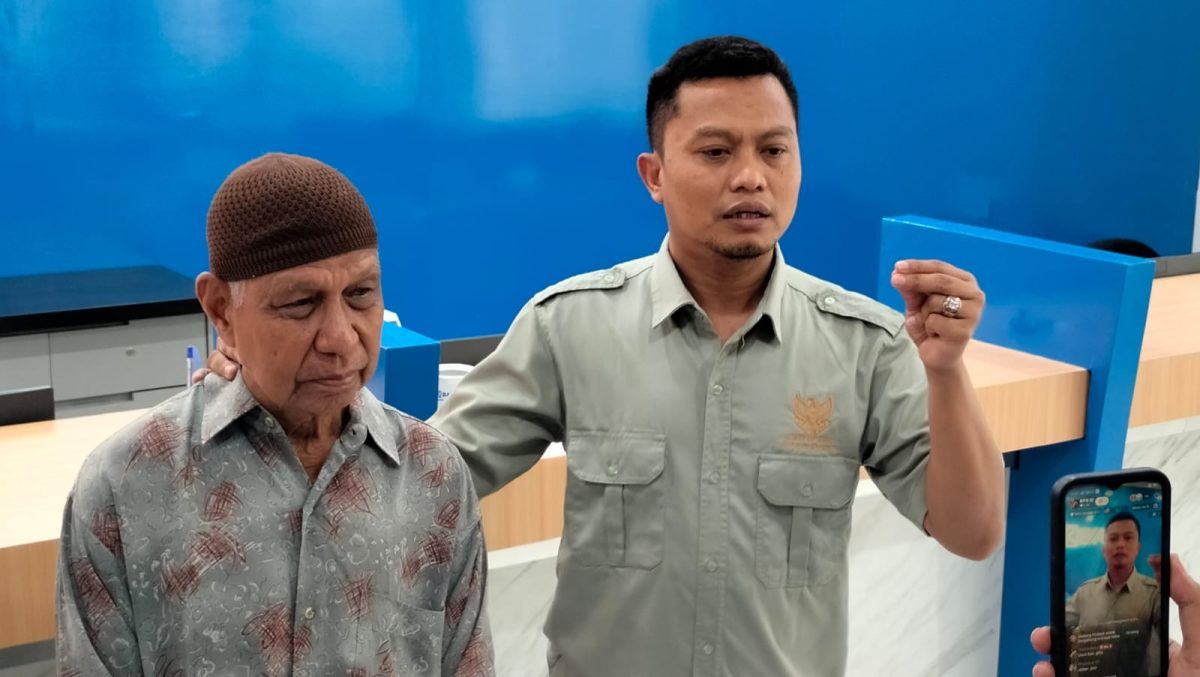 Keluarga Abdul Hamid (kiri) didampingi kuasa hukumnya, Kamarullah, memberikan keterangan kepada awak media usai bertemu dengan pihak BRI Cabang Sumenep. Pertemuan tersebut membahas tuntutan pengembalian SK pensiun dan dana yang masih diblokir pasca putusan perkara kredit fiktif.