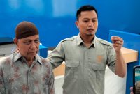 Keluarga Abdul Hamid (kiri) didampingi kuasa hukumnya, Kamarullah, memberikan keterangan kepada awak media usai bertemu dengan pihak BRI Cabang Sumenep. Pertemuan tersebut membahas tuntutan pengembalian SK pensiun dan dana yang masih diblokir pasca putusan perkara kredit fiktif.