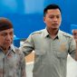 Keluarga Abdul Hamid (kiri) didampingi kuasa hukumnya, Kamarullah, memberikan keterangan kepada awak media usai bertemu dengan pihak BRI Cabang Sumenep. Pertemuan tersebut membahas tuntutan pengembalian SK pensiun dan dana yang masih diblokir pasca putusan perkara kredit fiktif.