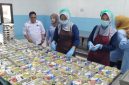 Aktivitas petugas di dapur SPPG Gili Timur, Desa Gili Timur, Kecamatan Kamal, Bangkalan. Pengelola memastikan operasional dapur menerapkan standar kebersihan dan pengelolaan limbah sesuai ketentuan BGN.