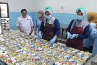 Aktivitas petugas di dapur SPPG Gili Timur, Desa Gili Timur, Kecamatan Kamal, Bangkalan. Pengelola memastikan operasional dapur menerapkan standar kebersihan dan pengelolaan limbah sesuai ketentuan BGN.