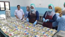 Aktivitas petugas di dapur SPPG Gili Timur, Desa Gili Timur, Kecamatan Kamal, Bangkalan. Pengelola memastikan operasional dapur menerapkan standar kebersihan dan pengelolaan limbah sesuai ketentuan BGN.