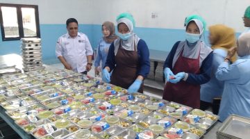 Aktivitas petugas di dapur SPPG Gili Timur, Desa Gili Timur, Kecamatan Kamal, Bangkalan. Pengelola memastikan operasional dapur menerapkan standar kebersihan dan pengelolaan limbah sesuai ketentuan BGN.