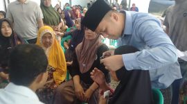 Petugas medis memeriksa kondisi mata salah seorang warga dalam kegiatan bakti sosial pemeriksaan mata dan pembagian kacamata gratis yang digelar Anggota DPR RI Fraksi PAN, H. Slamet Ariyadi, di Kecamatan Camplong, Kabupaten Sampang, Rabu (5/8/2026).